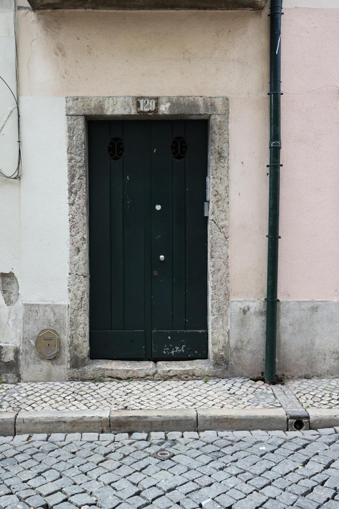 Cozy 3 Bedroom Apt In Lively Bairro Alto Lisbon Bagian luar foto