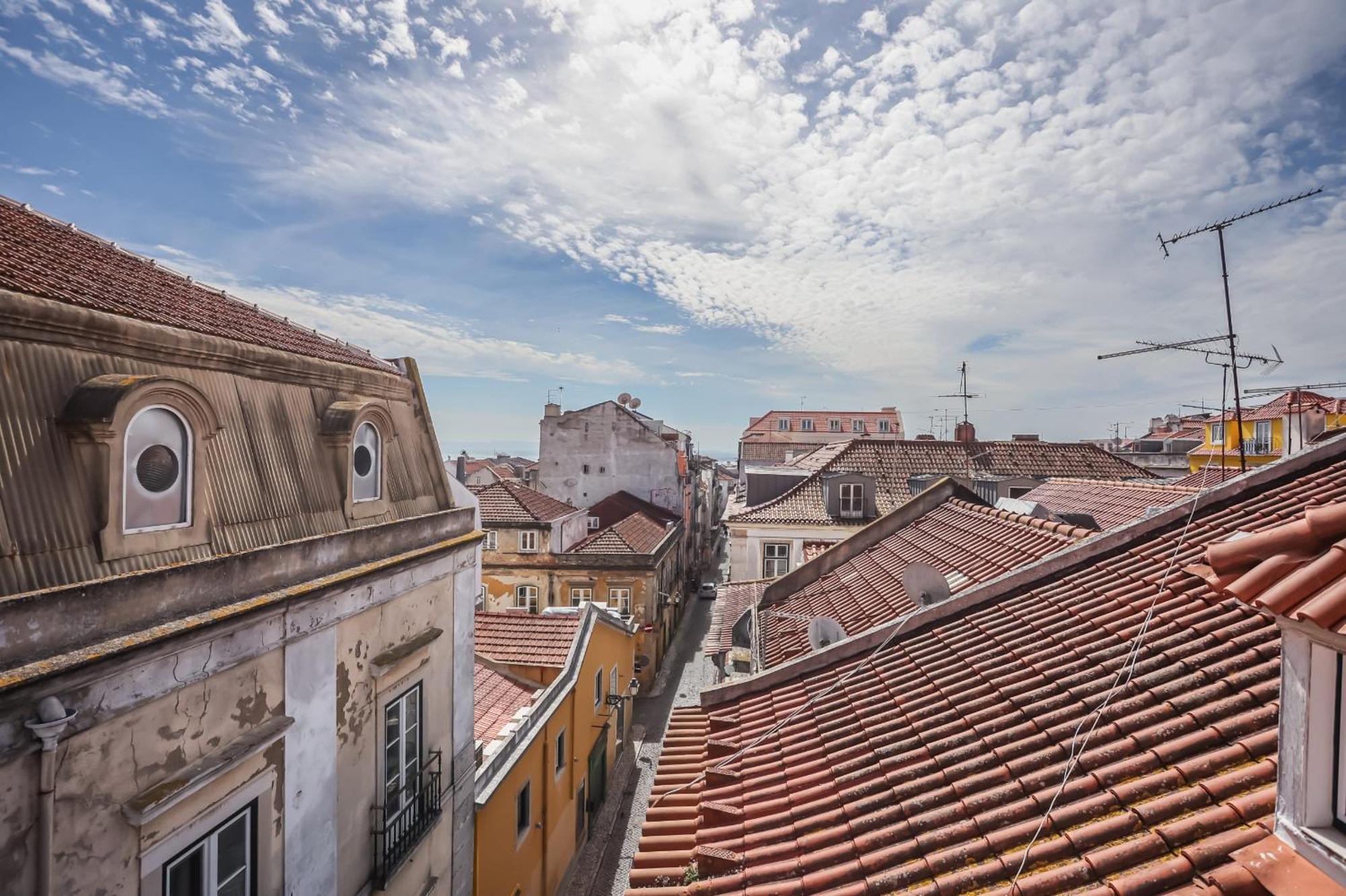 Cozy 3 Bedroom Apt In Lively Bairro Alto Lisbon Bagian luar foto